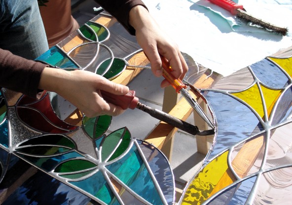 Restauro vetrata artistica - Rimozione della vecchia saldatura