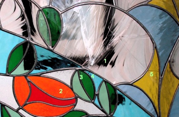 Restauro vetrata artistica - Individuazione dei pezzi rotti