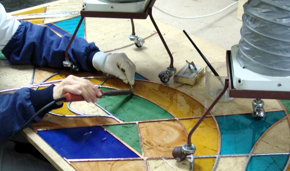 Saldatura posteriore di vetrata artistica