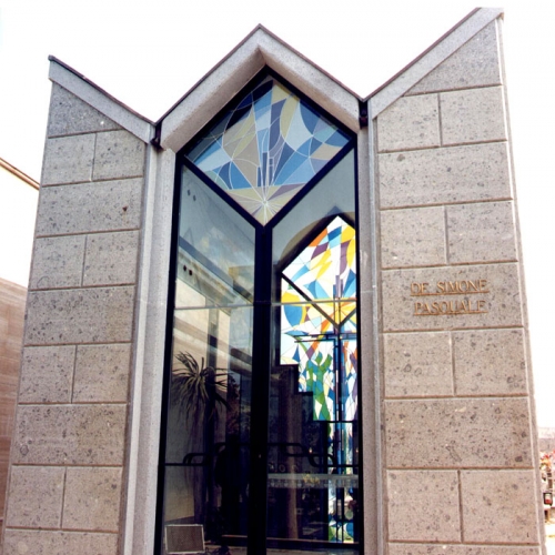 Vetrata in  cappella cimiteriale moderna 