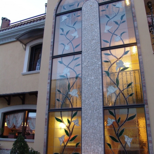 Vetrata su facciata esterna con Magnolie