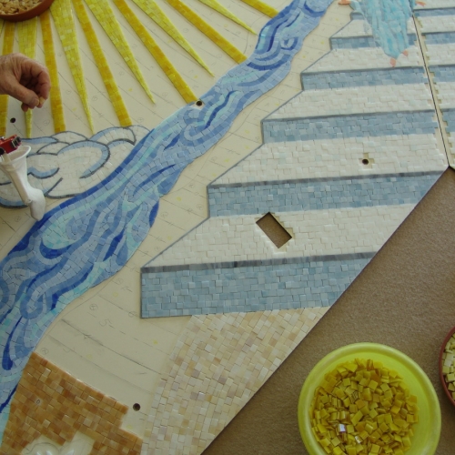 Mosaico, particolare della lavorazione sole, sorgente