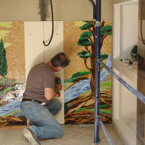 Montaggio del mosaico, nella cappella cimiteriale