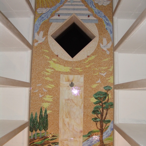 Posa dell'opera del grande mosaico, nella cappella cimiteriale