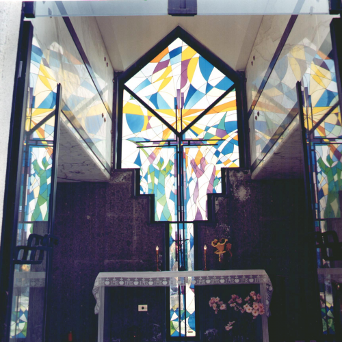 Vetrata interna della cappella cimiteriale