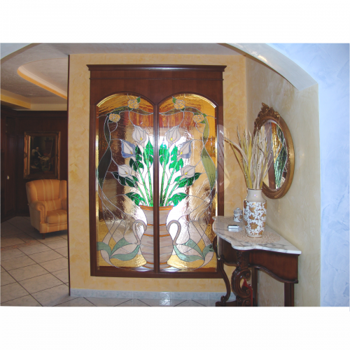 Pannello vetrata divisorio in soggiorno, con vaso calle e rose