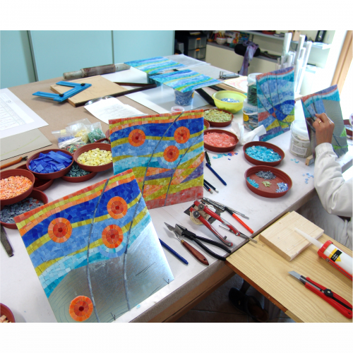 Fase di lavoro dei mosaici in vetro 