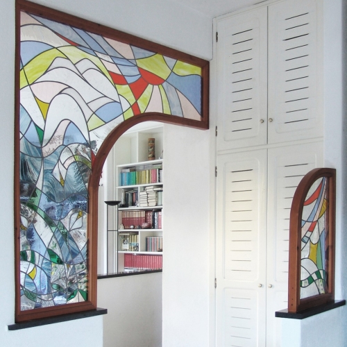 Pannello vetrata  " moderno " collocati su muro tra ingresso-soggiorno e cucina