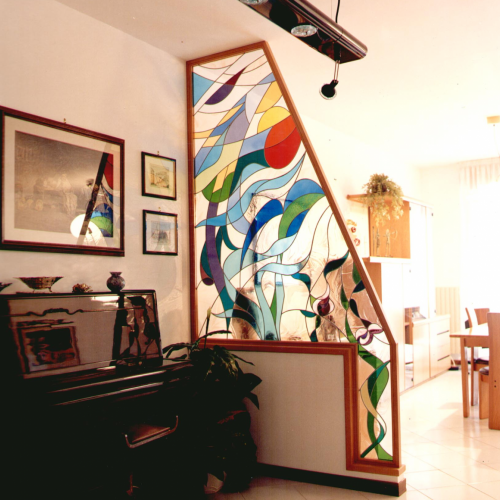 Pannello vetrata divisorio in  ingresso e soggiorno, su muro " astratto "