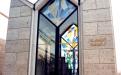 Vetrata in  cappella cimiteriale moderna 