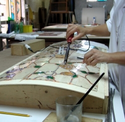 Le fasi della lavorazione di una vetrata curva e piana