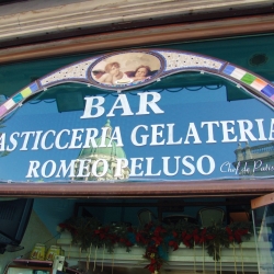 Insegna realizzata con la tecnica del mosaico