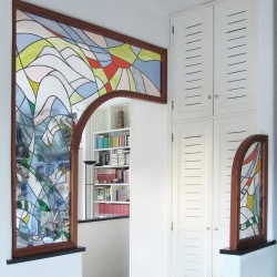 Pannello vetrata  " moderno " collocati su muro tra ingresso-soggiorno e cucina